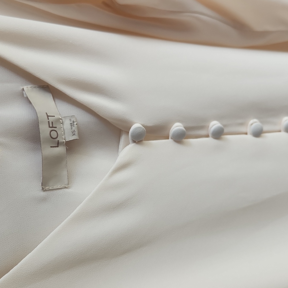 LOFT, Closed, Officewear, Workwear, thin straps, V-neckline, button closure Top - Picture 3 of 10